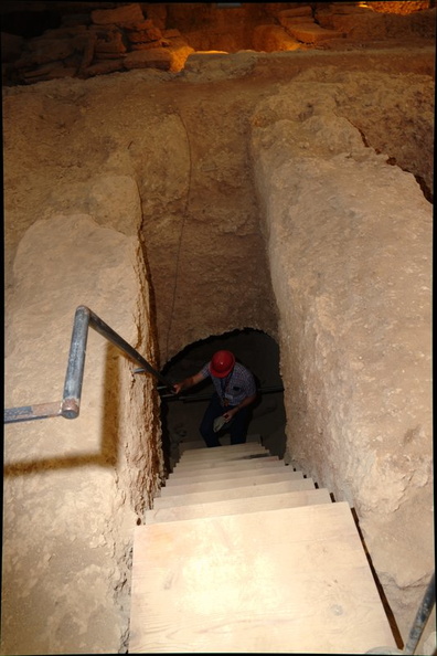 looking_down_phoenician_tomb_necropolis_palermo_9oct17a.jpg