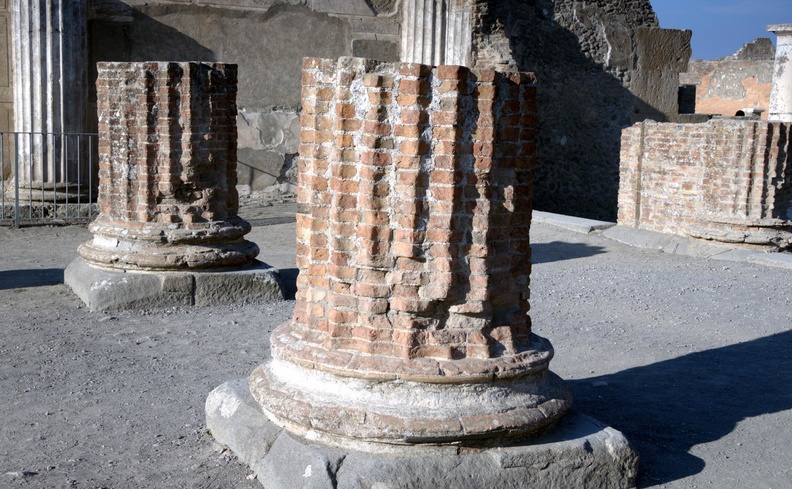 columns_pompeii_20oct17zbc.jpg