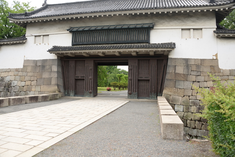 gate_nijojo_castle_kyoto_29may19b.jpg