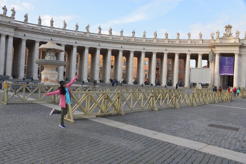 vatican square columns 30oct17b