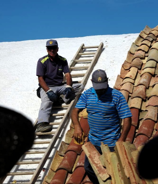 workmen_tiling_salt_pile_11oct17ab.jpg