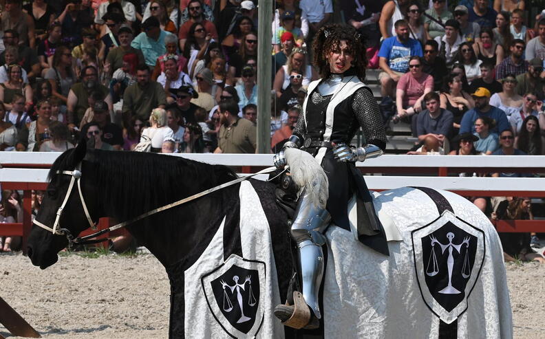 girl_mc_joust_rennaisance_fair_bristol_3881_2aug25.jpg